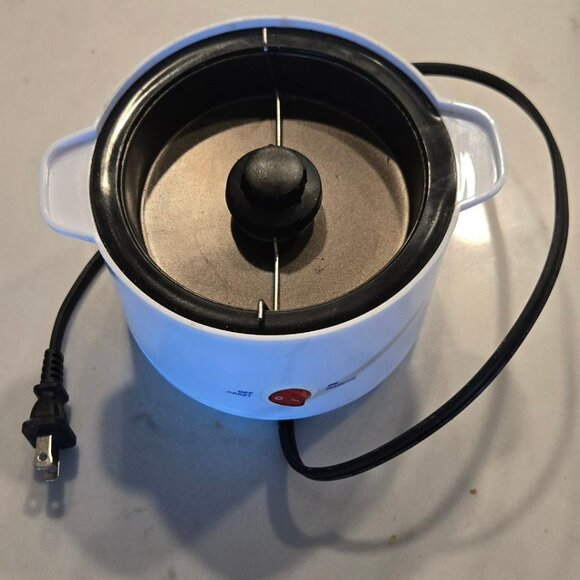 R2-D2 Mini Popcorn Popper - Picture 5 of 5